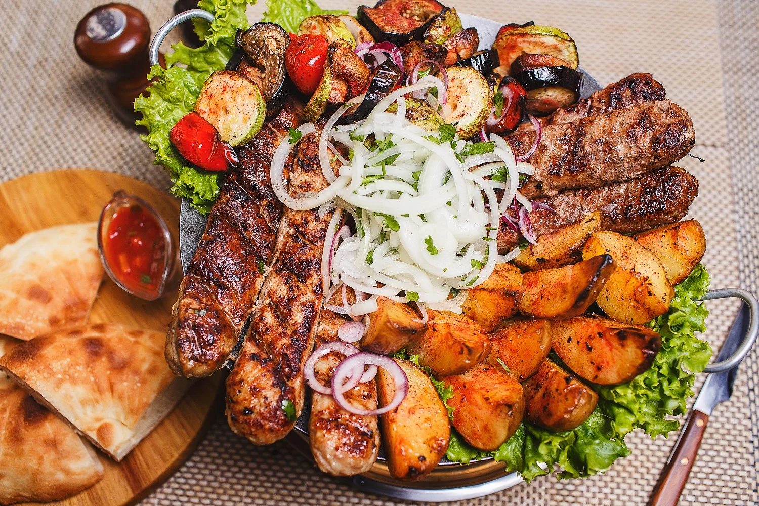 assorti-iz-kebabov-i-ovoschey.webp