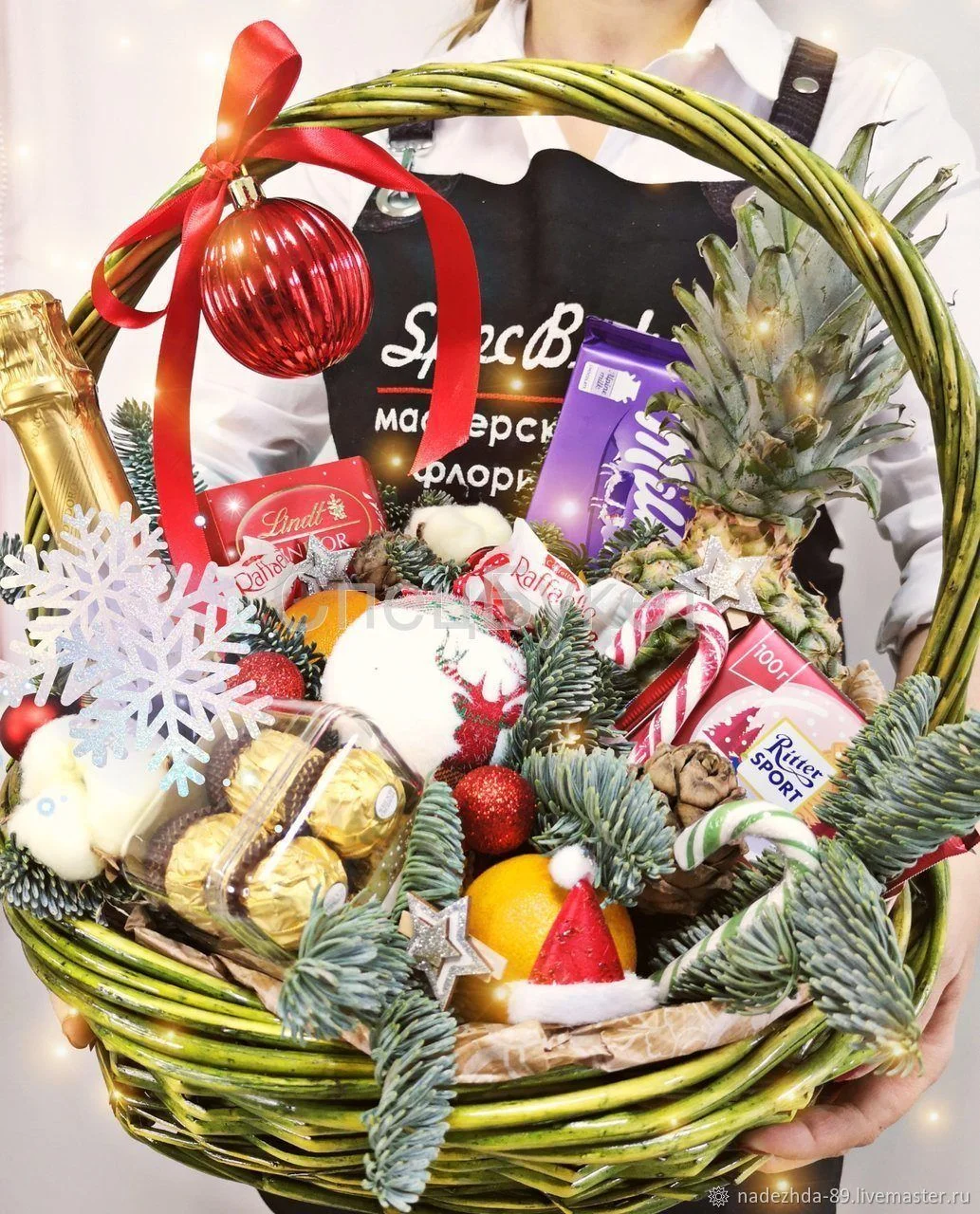 b04cf0d51e32e01a8d154e91094t--suveniry-i-podarki-bolshaya-novogodnyaya-korzina-boj-kurantov.webp