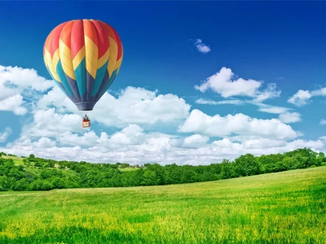 balloon-in-sky-wide-wallpaper-640x480.webp