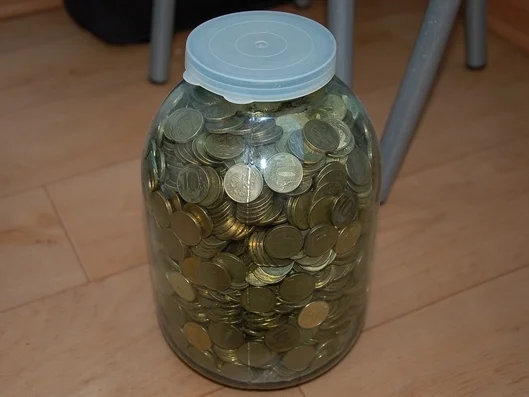 банка с десятками.webp