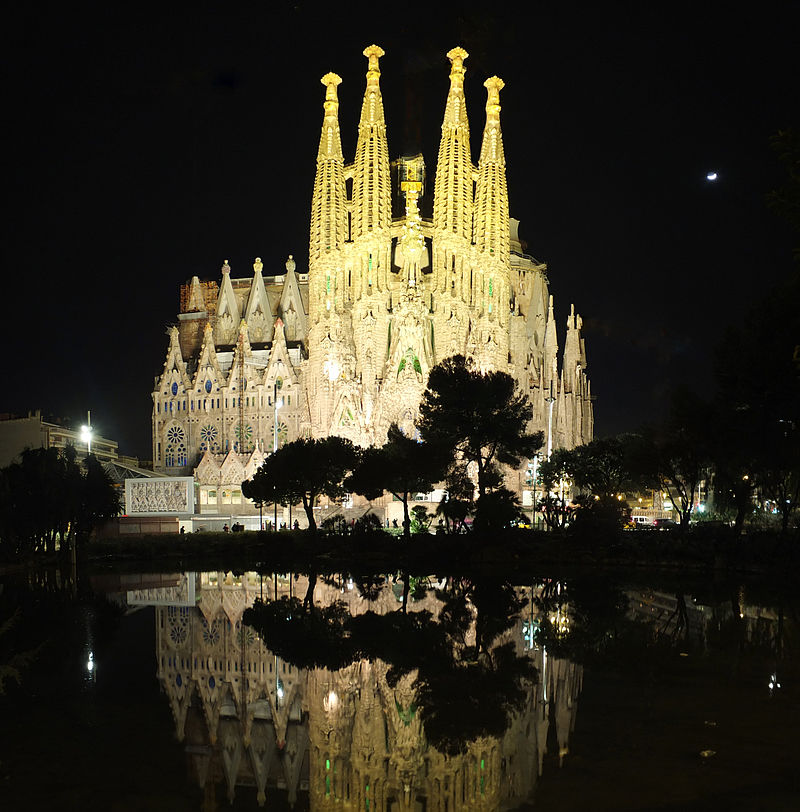 Barcelona,_Sagrada_Familia_by_night,_2015.jpg