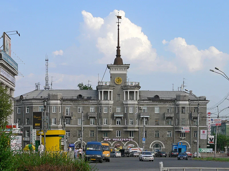 Barnaul_-_building_with_spire.webp