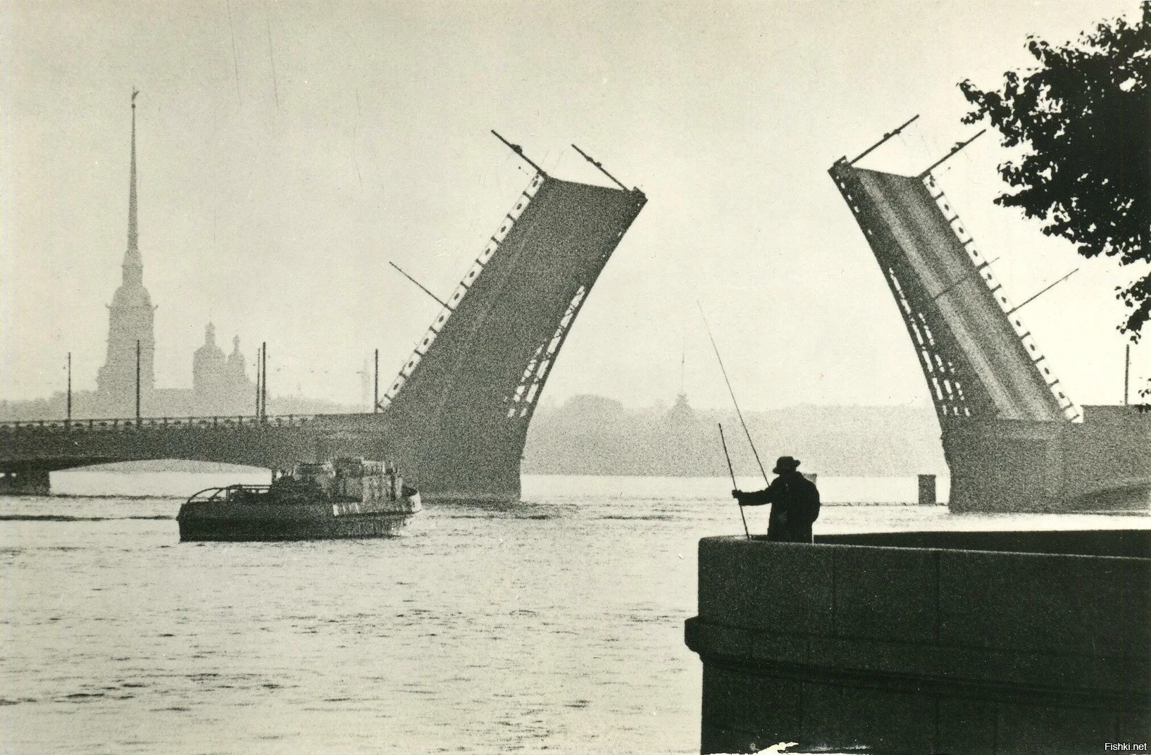 Белые ночи в Ленинграде_Дворцовый мост_Июнь 1972.webp