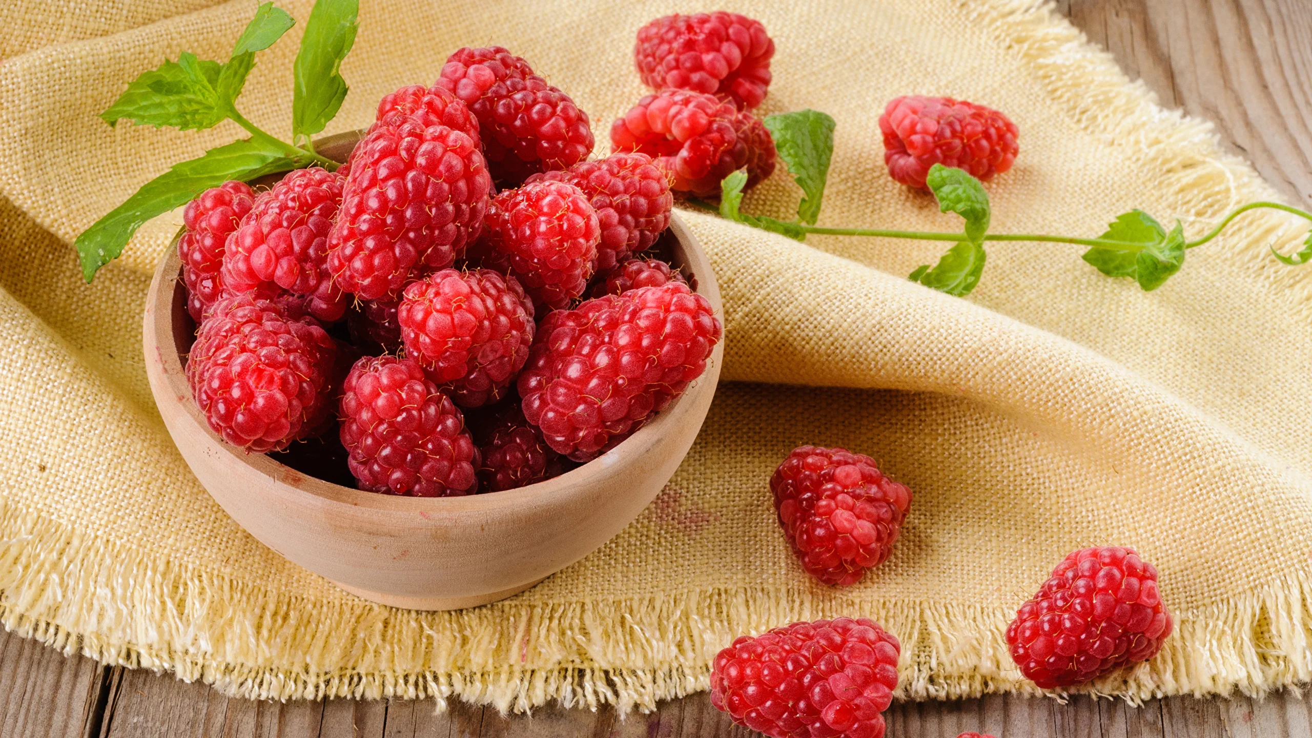 Berry_Raspberry_528969_2560x1440.webp