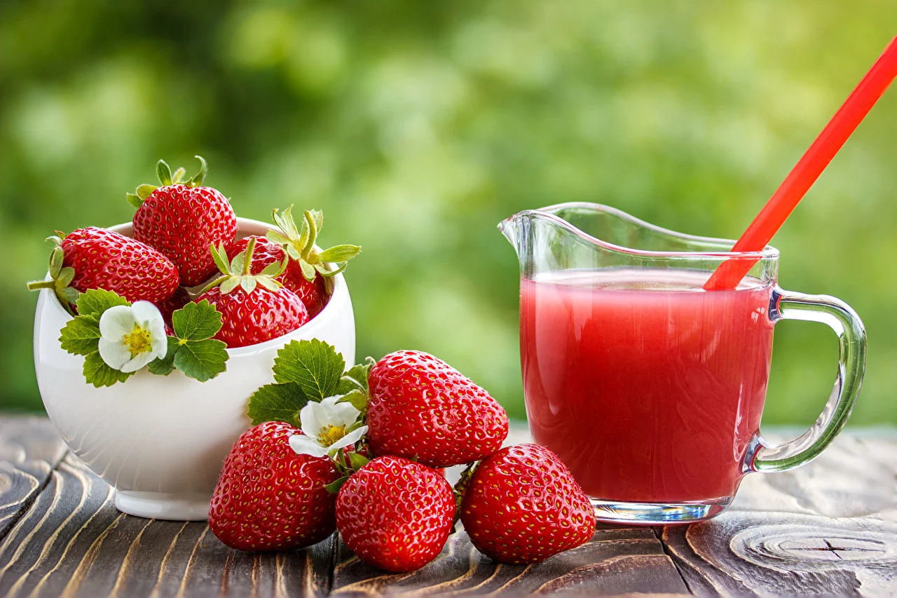 Berry_Strawberry_Juice_493898.webp
