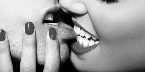 blac-and-white-couple-kiss-lips-Favim.com-2227860.jpg