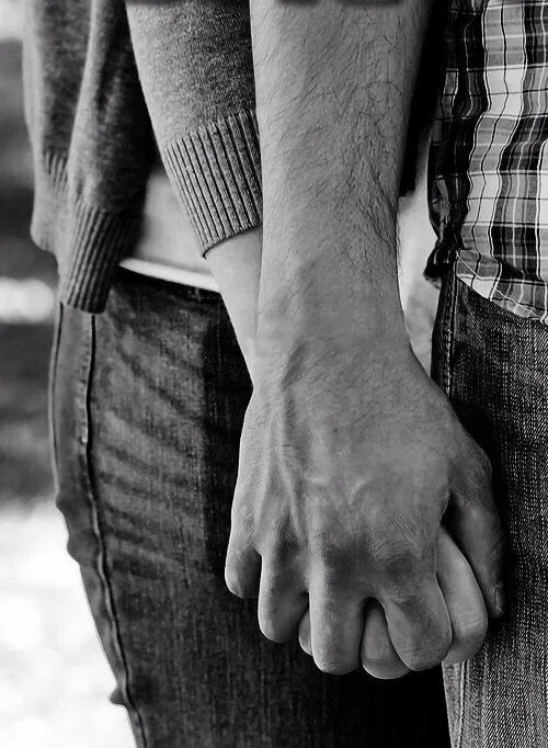 black-and-white-holding-hands-love-Favim.com-2952005.webp