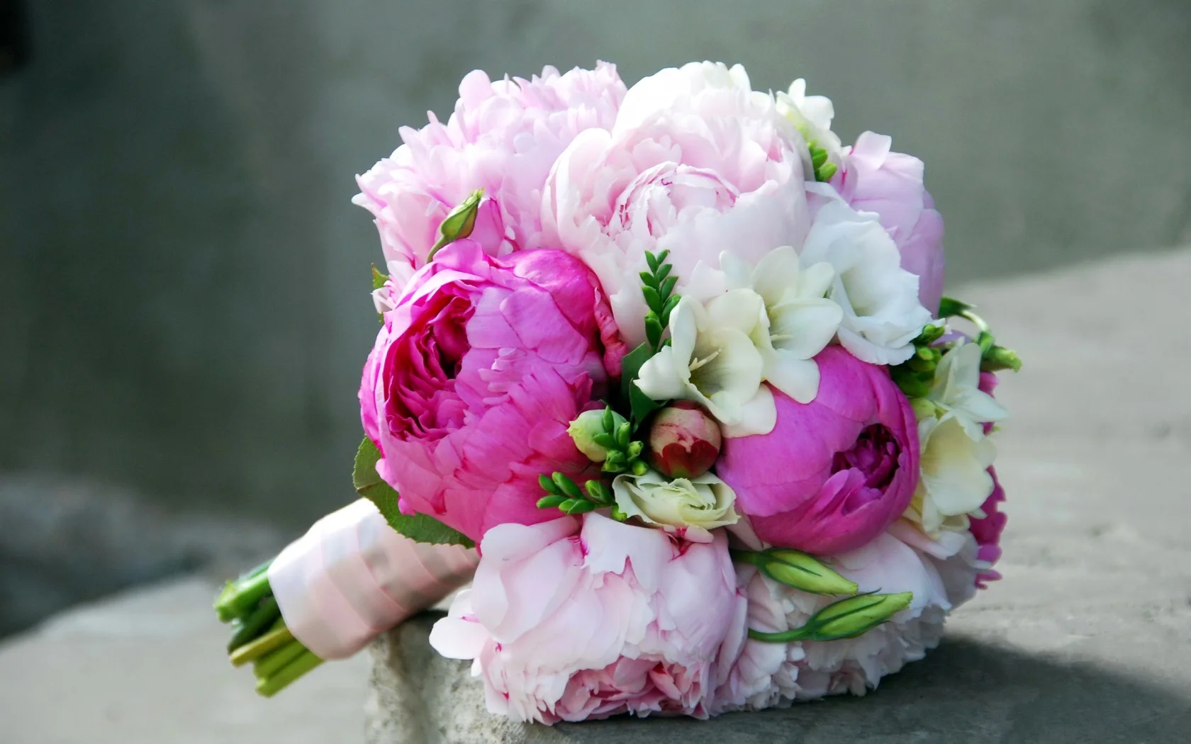 bouquet-peonies-freesia-piony.webp