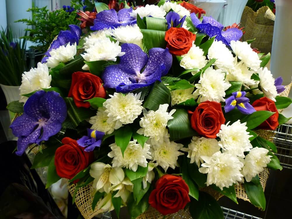 Bouquet_blue_white_red_like_Russian_flag.jpg