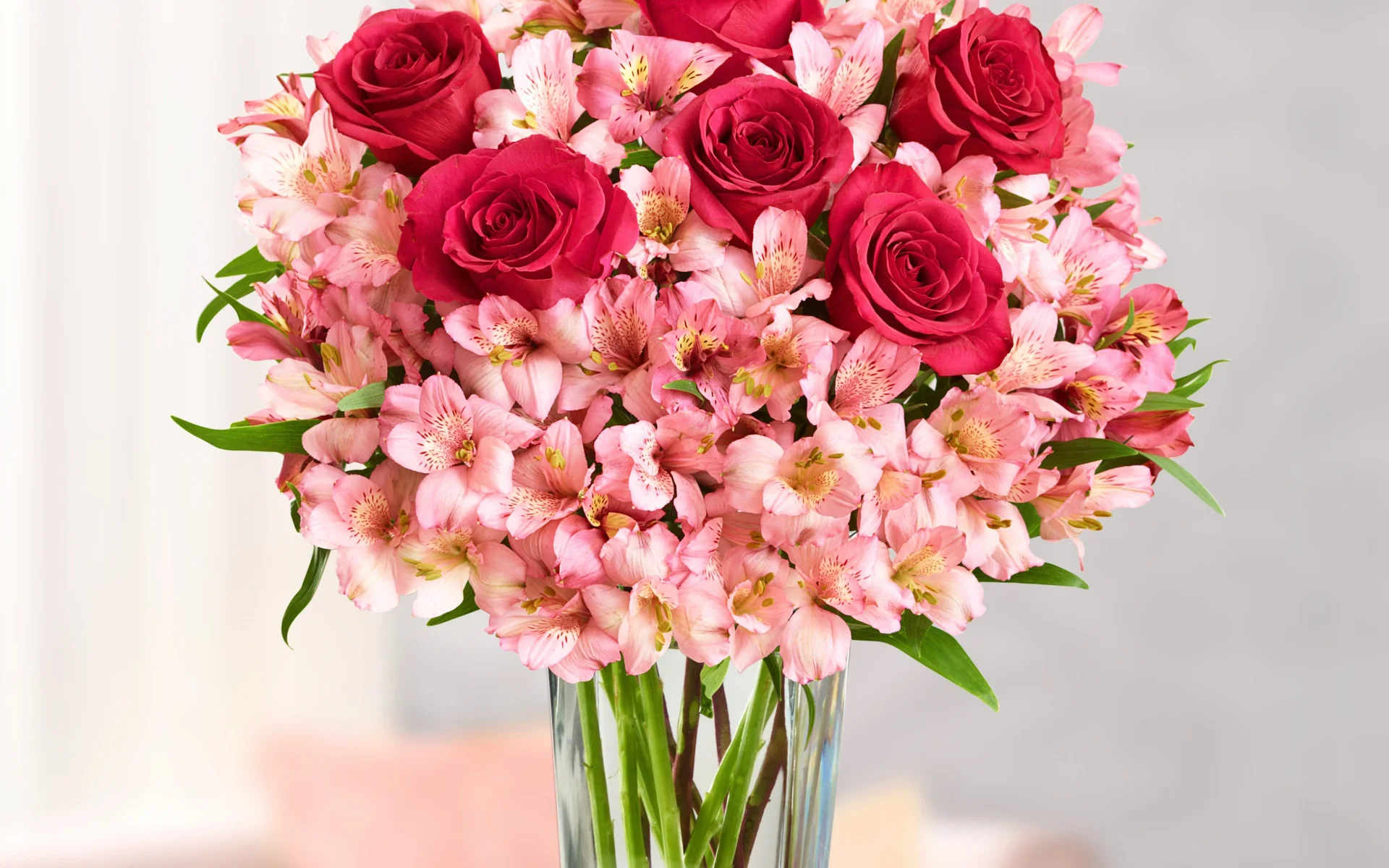 bouquets-roses-rozy-krasnye-alstromeriia.webp