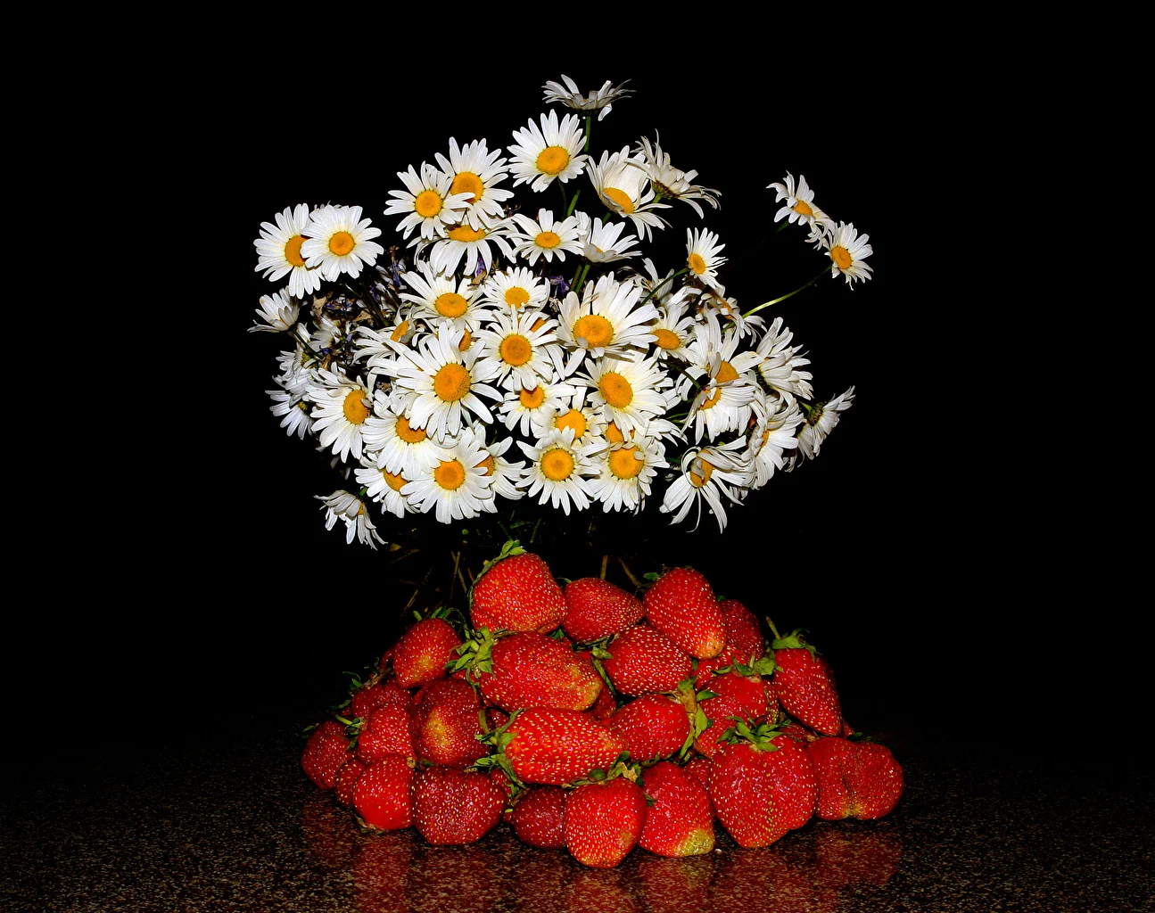 Bouquets_Camomiles_Strawberry_Black_background_529365_1295x1024.webp