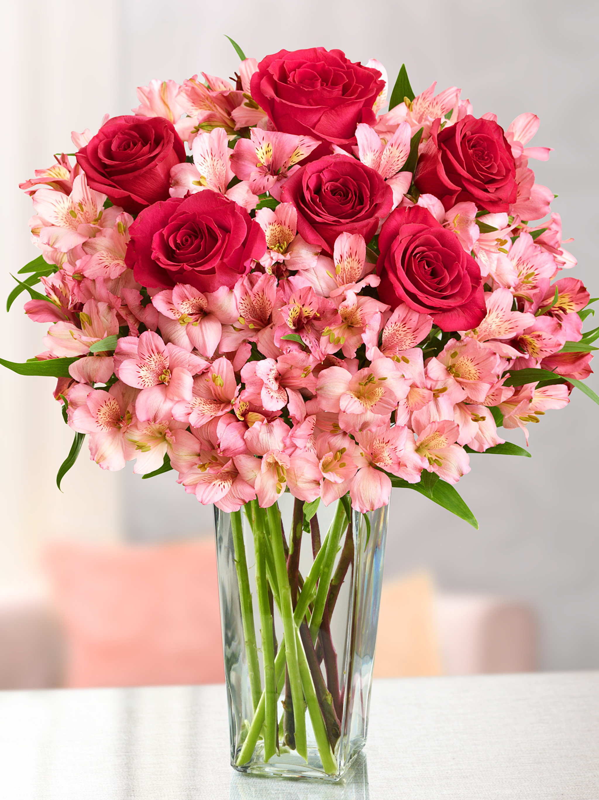 Bouquets_Roses_Alstroemeria_Vase_518689_2048x2732.jpg