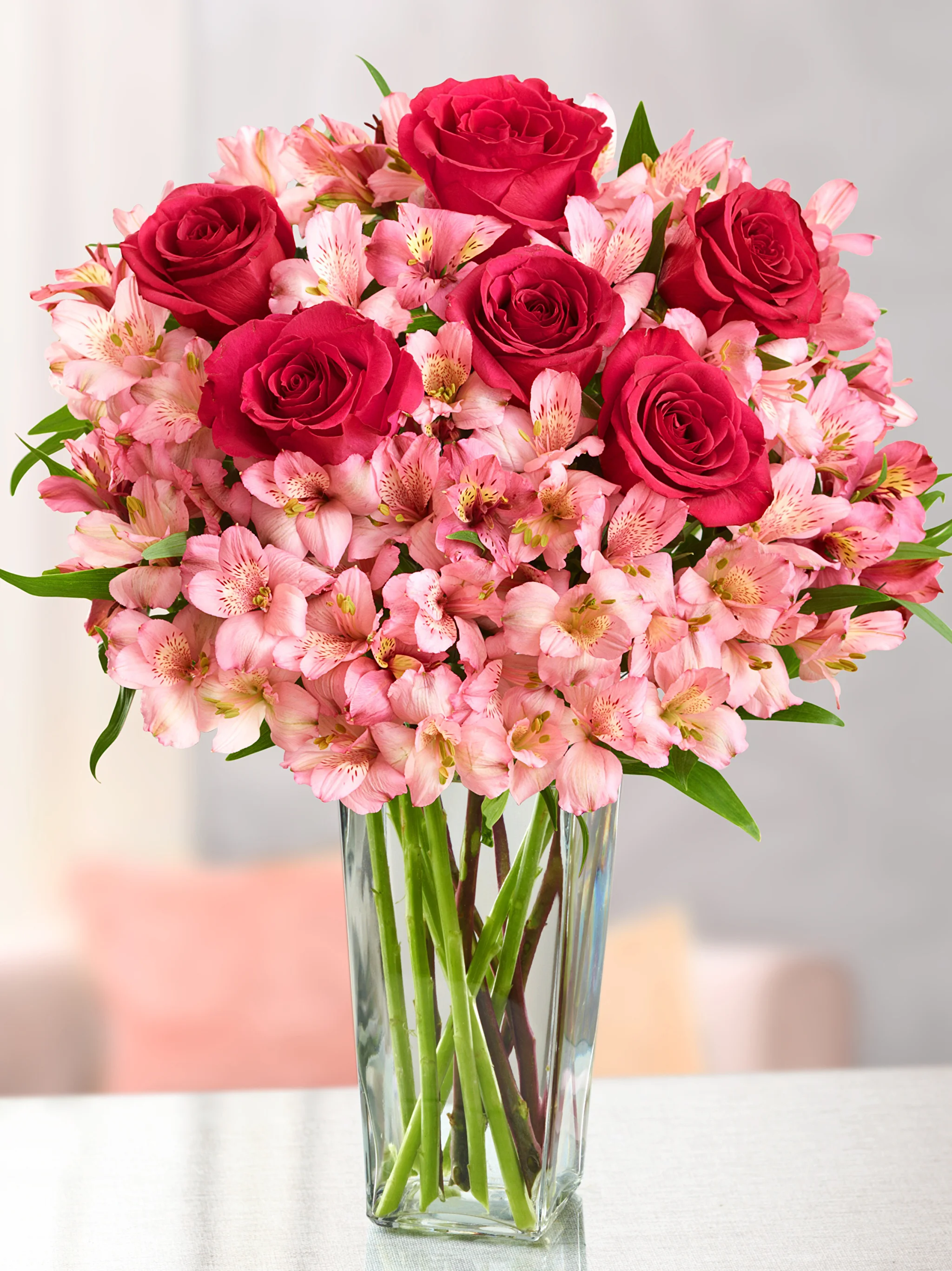 Bouquets_Roses_Alstroemeria_Vase_518689_2048x2732.webp