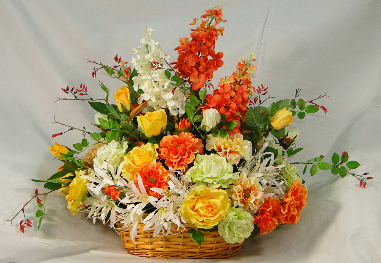 Bouquets_Roses_Chrysanthemums_Wicker_basket_527981_1280x884.jpg