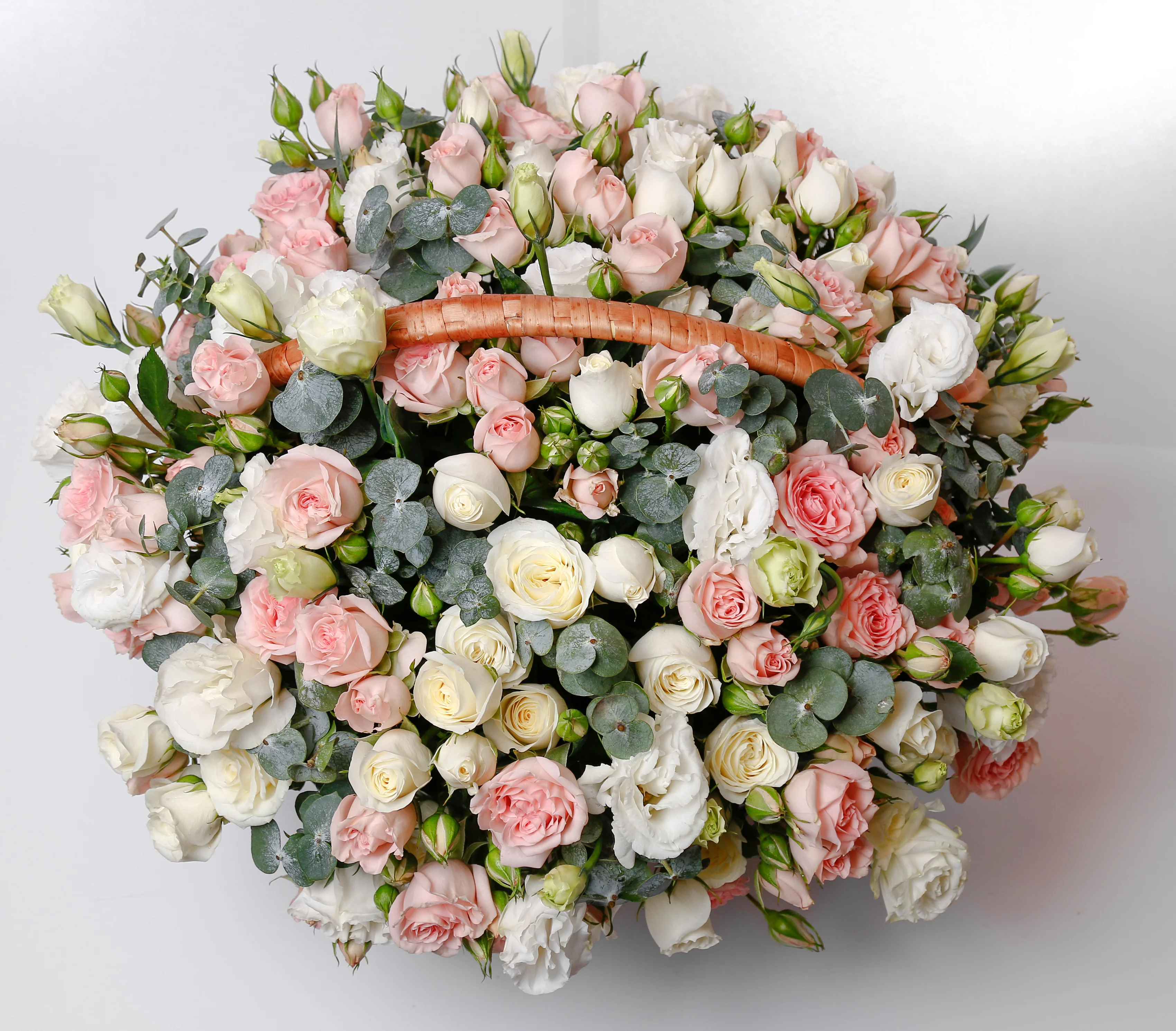 Bouquets_Roses_Eustoma_506329.webp