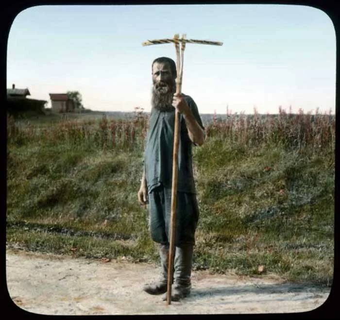 Branson-DeCou_man-with-a-rake,-near-Leningrad.webp