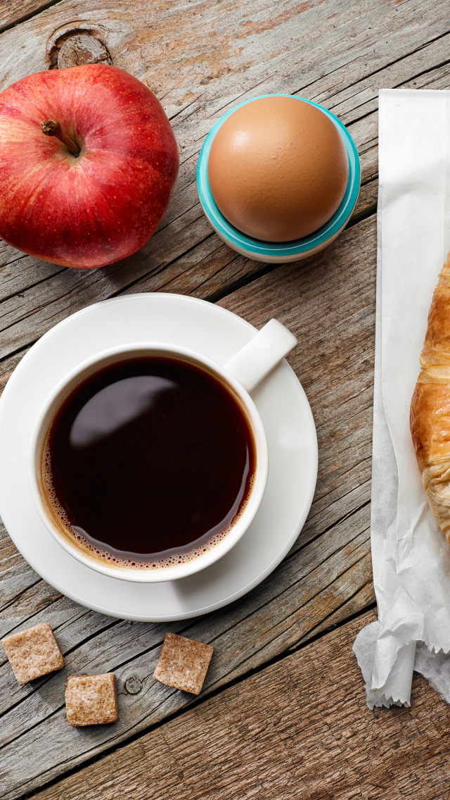 breakfast-zavtrak-kruassan-kofe-iabloki-orekhi.jpg