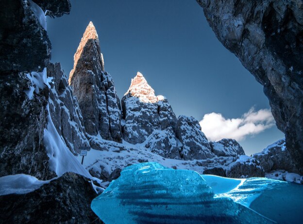 breathtaking-scenery-snowy-rocks-dolomiten-italian-alps-winter_181624-19472.jpg