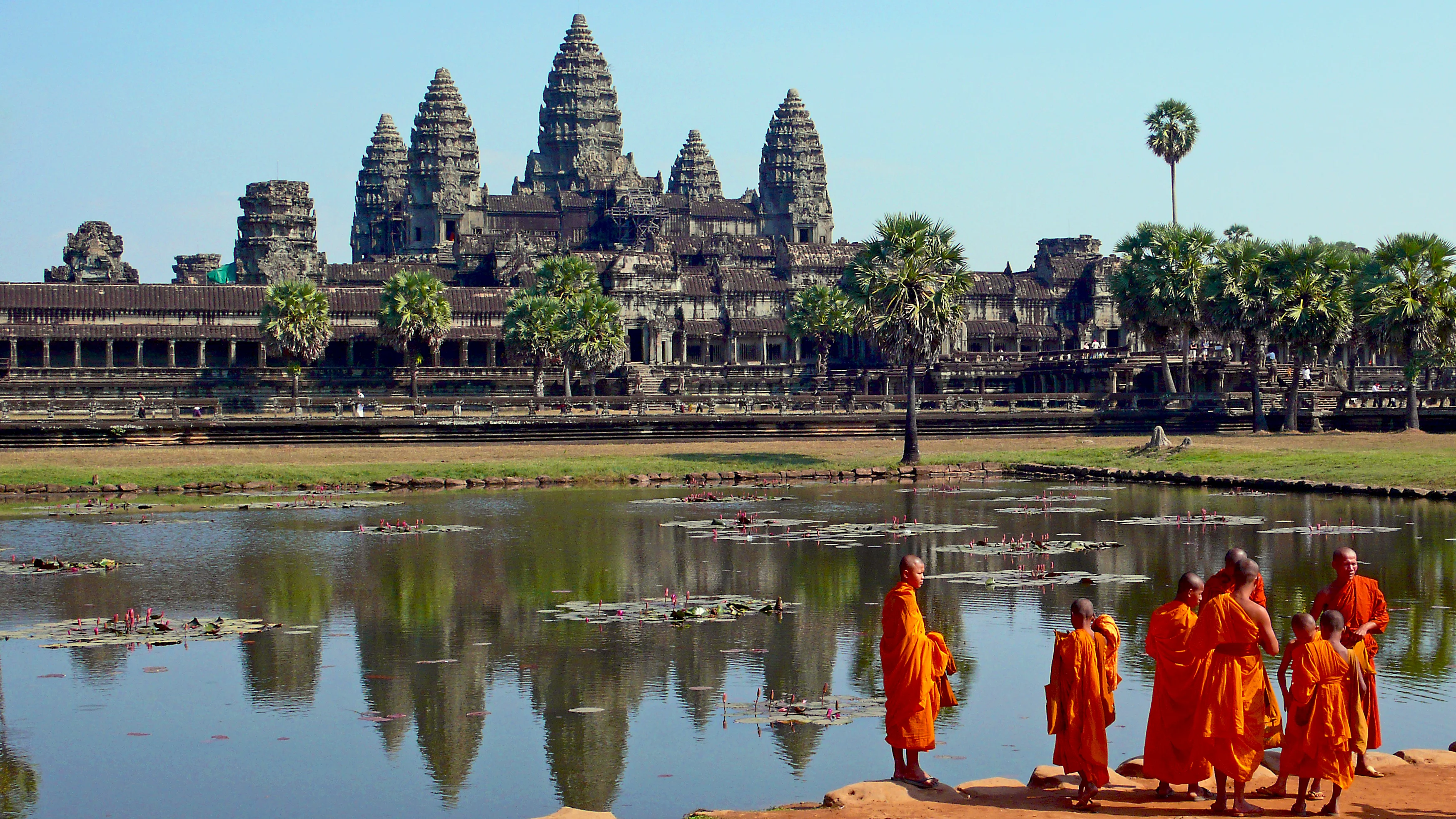 Buddhist_monks_in_front_of_the_Angkor_Wat.webp