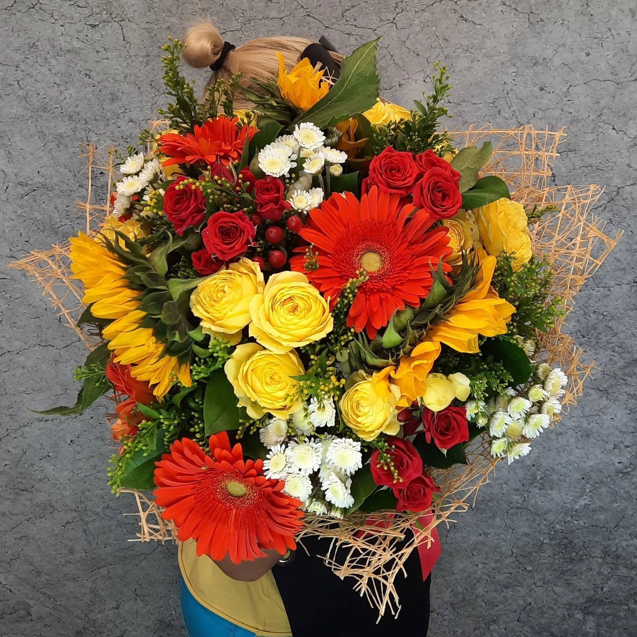 buket-cvetiv-k-1sentyabrya-s-upakovkoy (1).webp