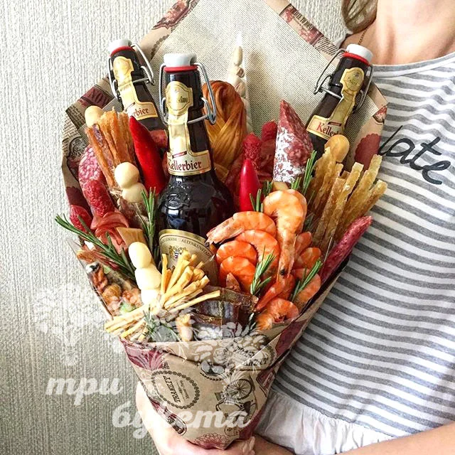 buket-iz-3-butylok-piva-i-krevetok.webp