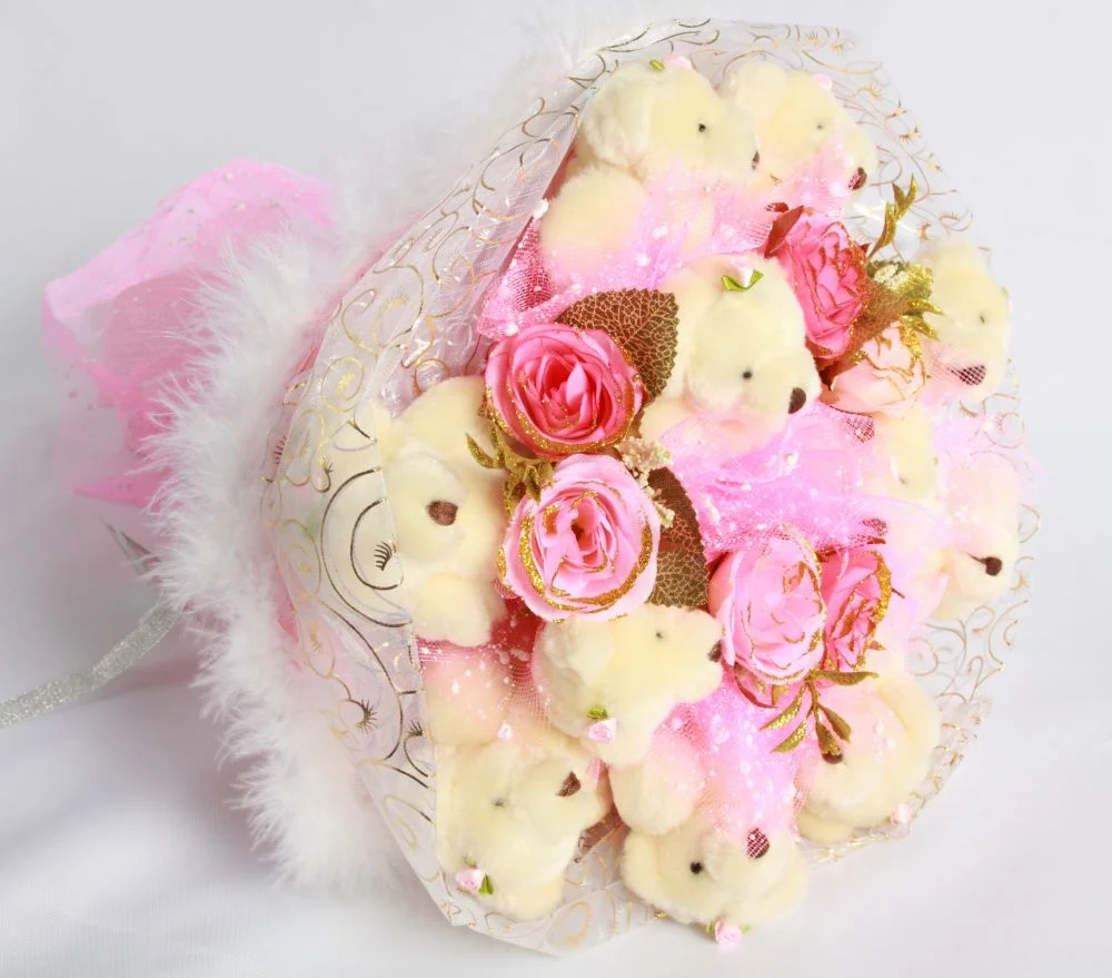 buket-iz-magkih-igrushek-s-mishkami-i-cvetami.webp