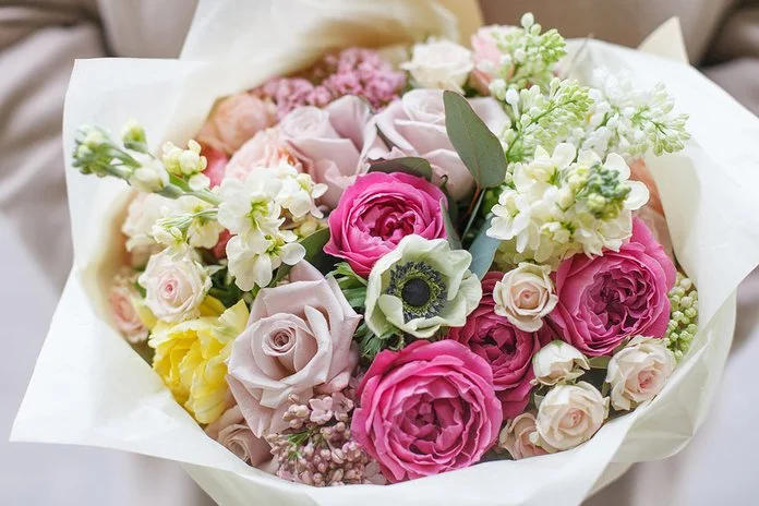 buket-iz-pionovidnyh-roz-anemonov-sireni-696x464.webp