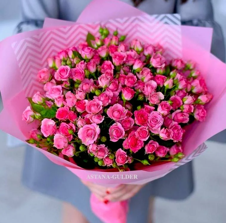 buket-kustovyh-malinovyh-roz-s-dostavkoj.webp