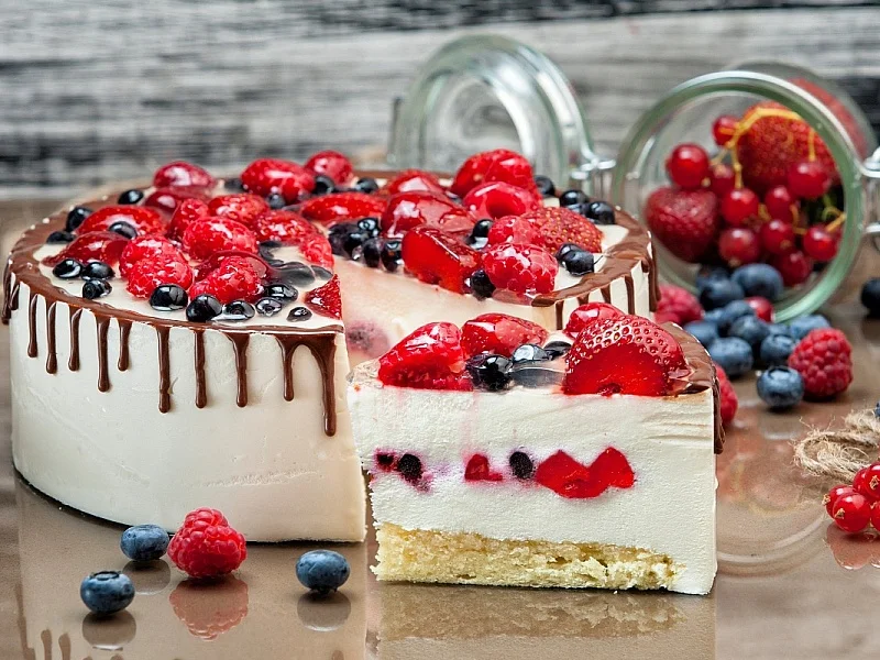 cake_with_beriies.webp