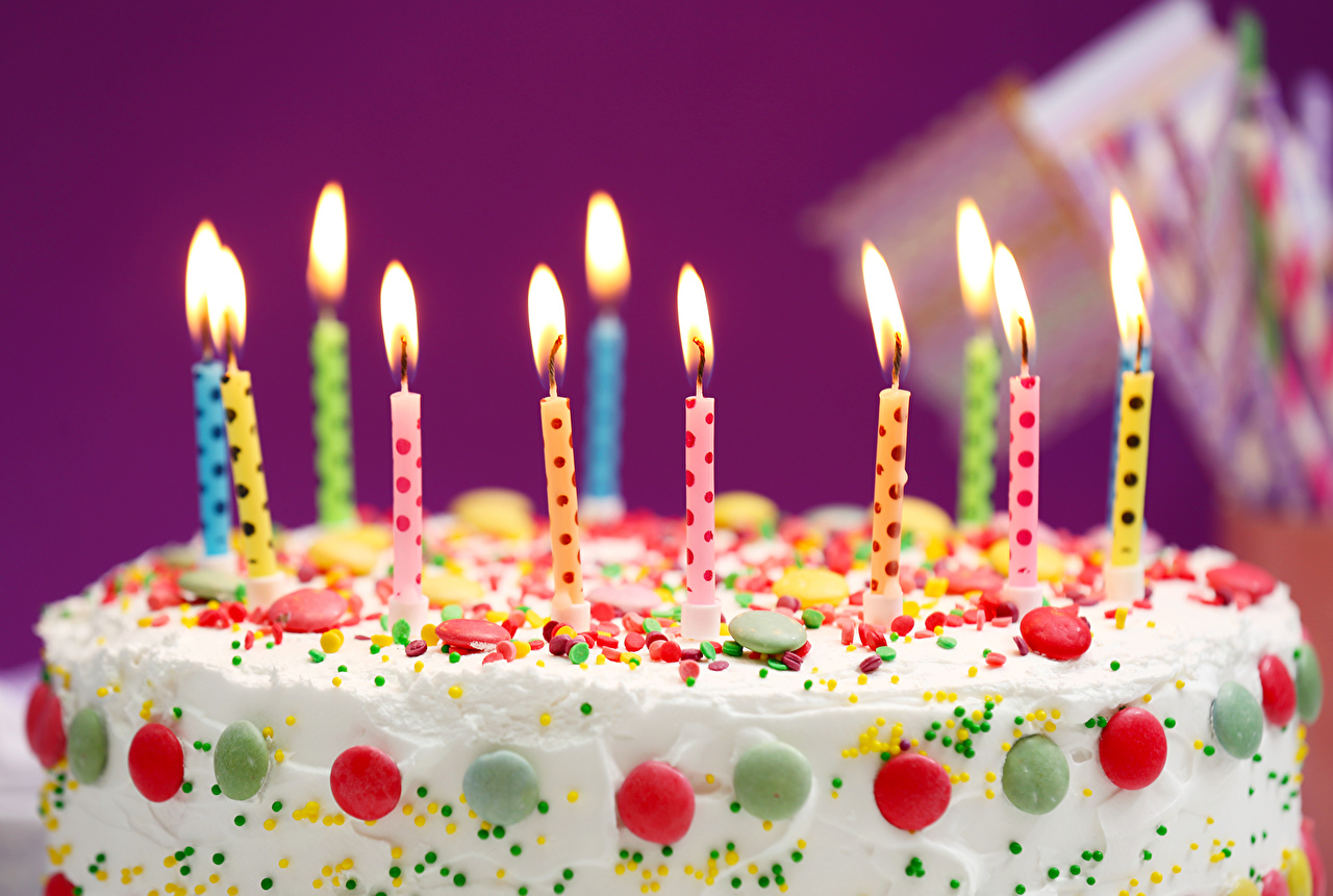 Cakes_Candles_Closeup_480221.jpg