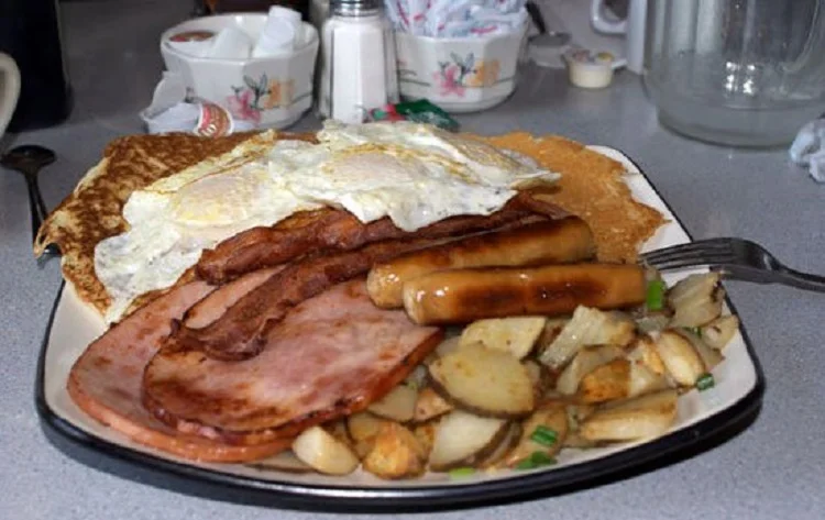 Canada-traditional-breakfast.webp