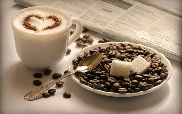 cappuccino-kapuchino-chashka-zerna-saxar-blyudce-kofe-600x375.webp