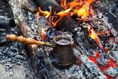 cezve-с-горячим-кофе-на-костре-97532454.webp