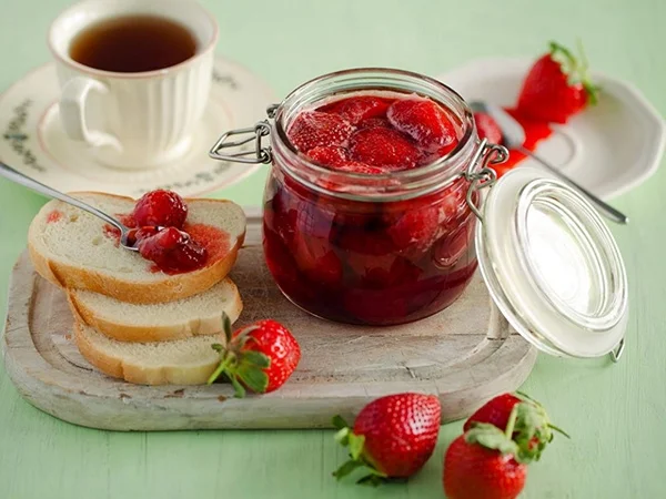 чай с вареньем.webp