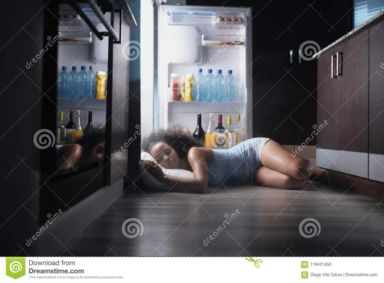 чернокожая-женщина-бодрствующая-для-волны-тепла-спать-в-холодильнике-119421450.webp