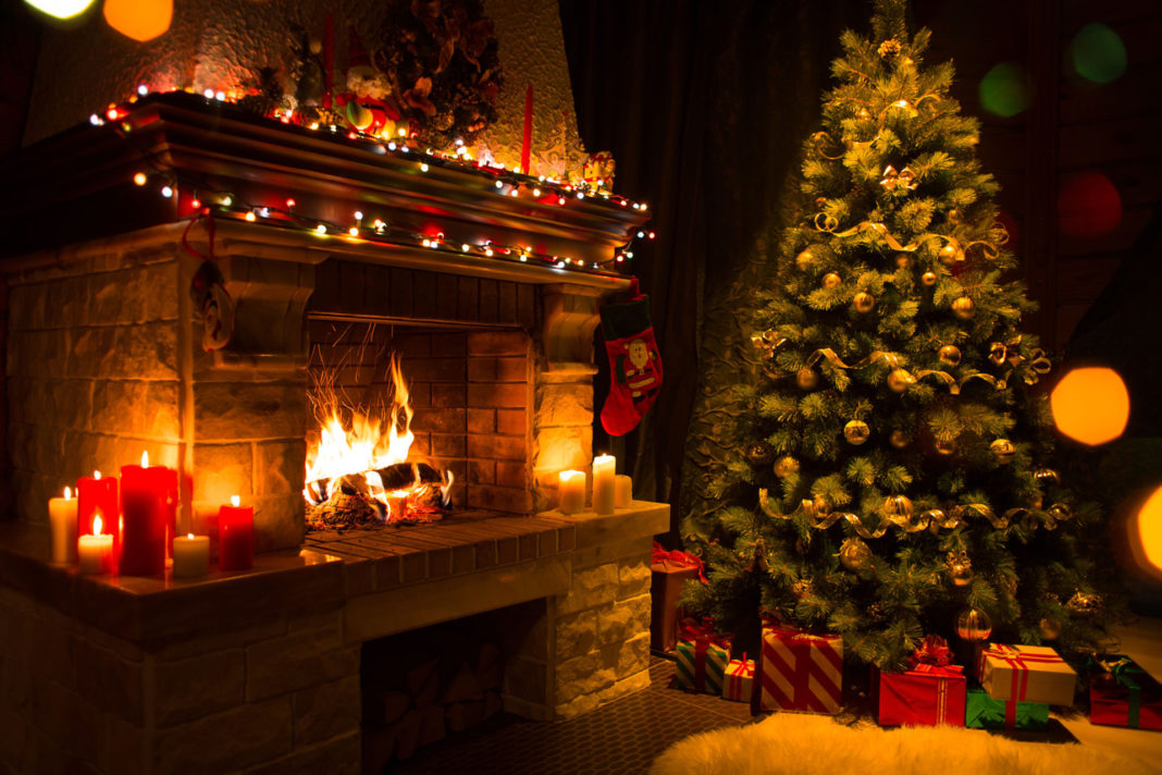 Christmas-Tree-and-Fireplace-1920px@29-11-2017-100727-1068x712.jpg