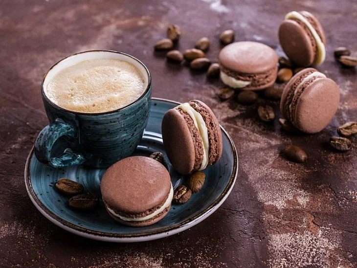 coffee_and_macarons-730x548.webp