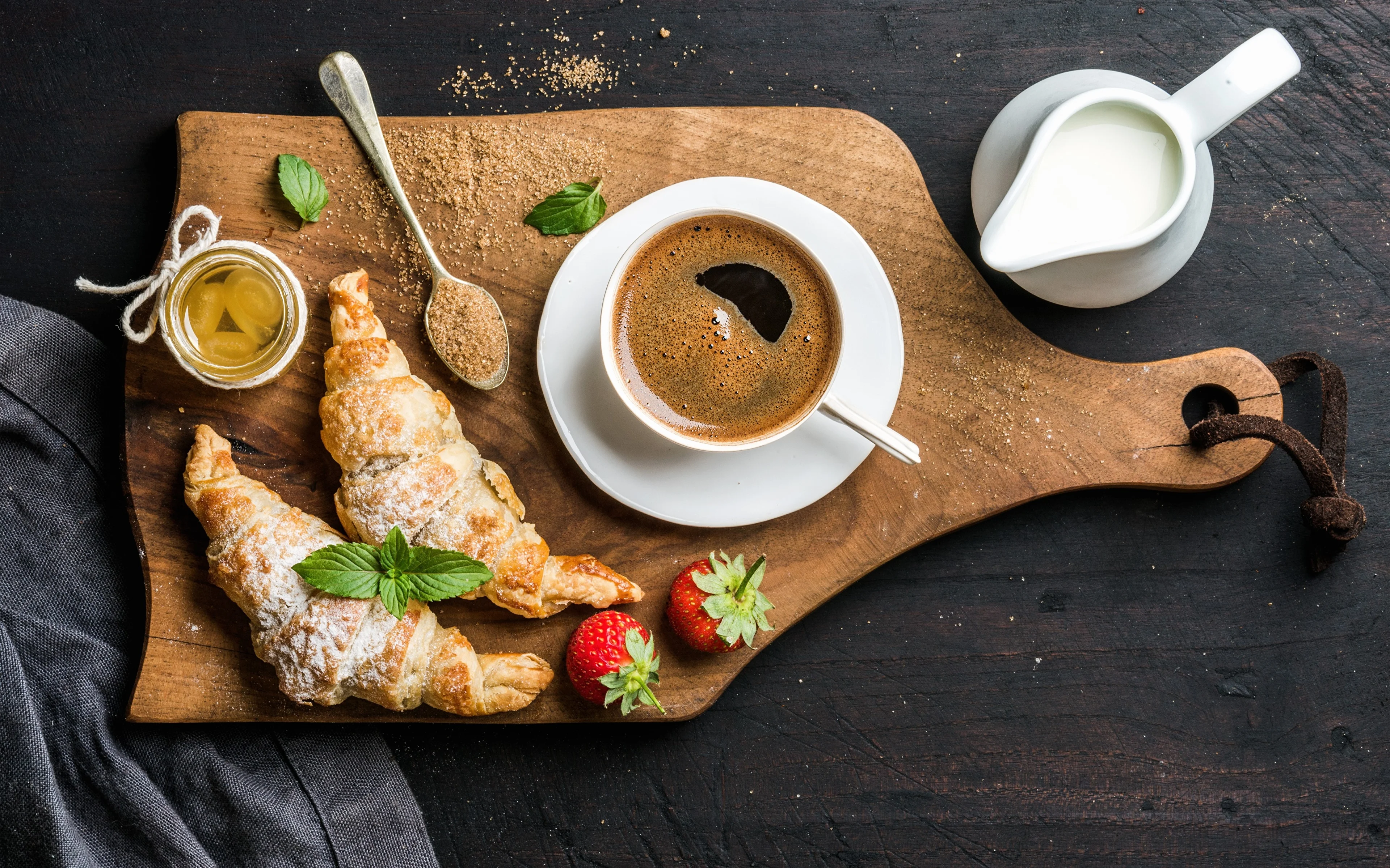 Coffee_Croissant_Breakfast_Cutting_board_547714_3840x2400.webp