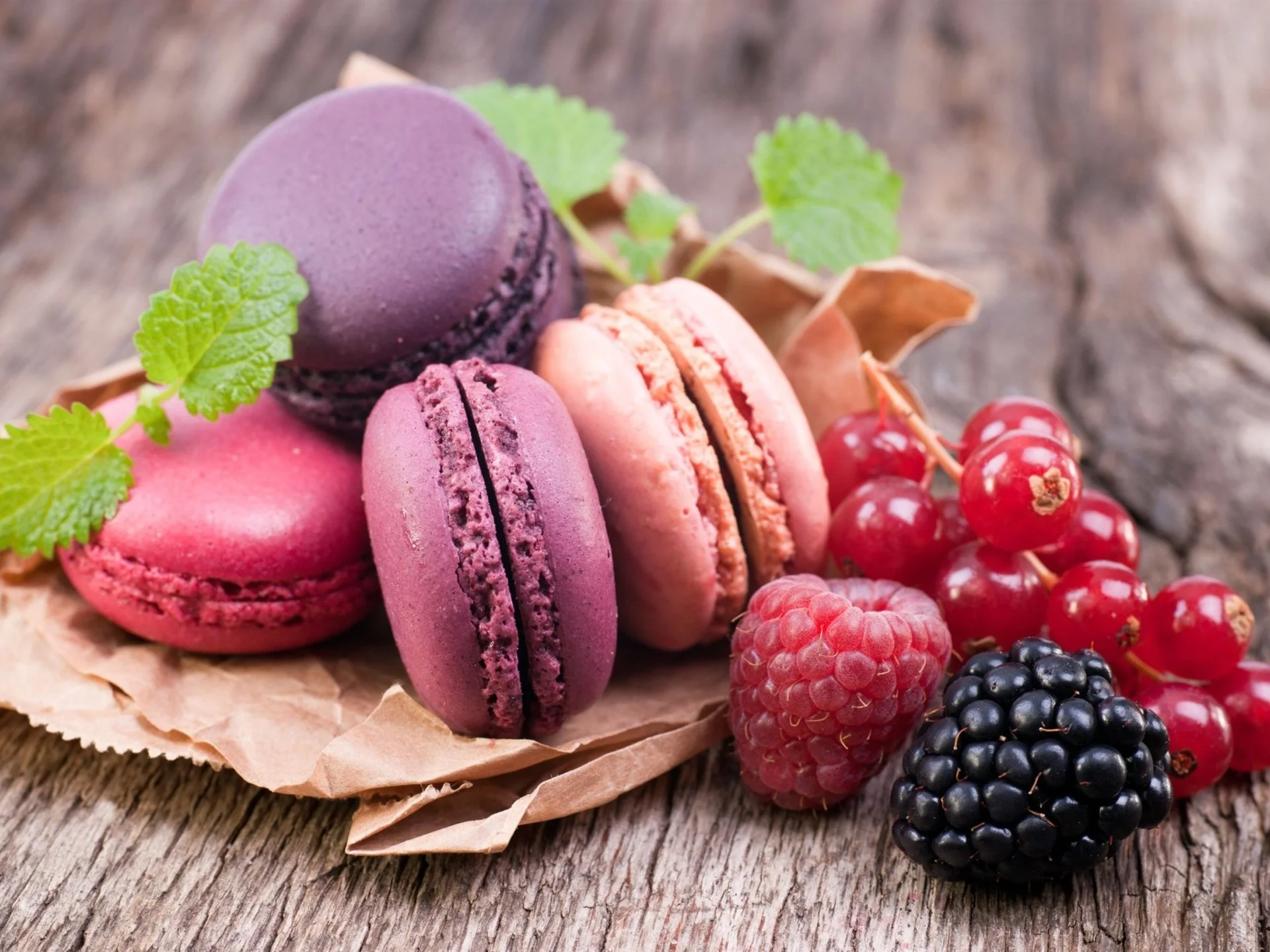Colorful-macaroon-currants-raspberry-blackberry_1920x1440.webp