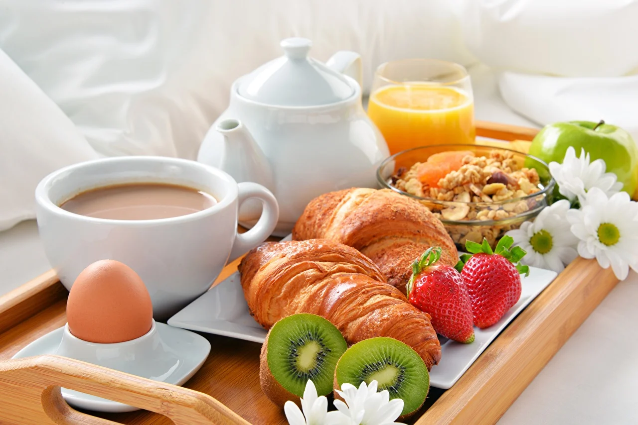 Croissant_Coffee_Kiwi_Breakfast_538663_1280x854.webp