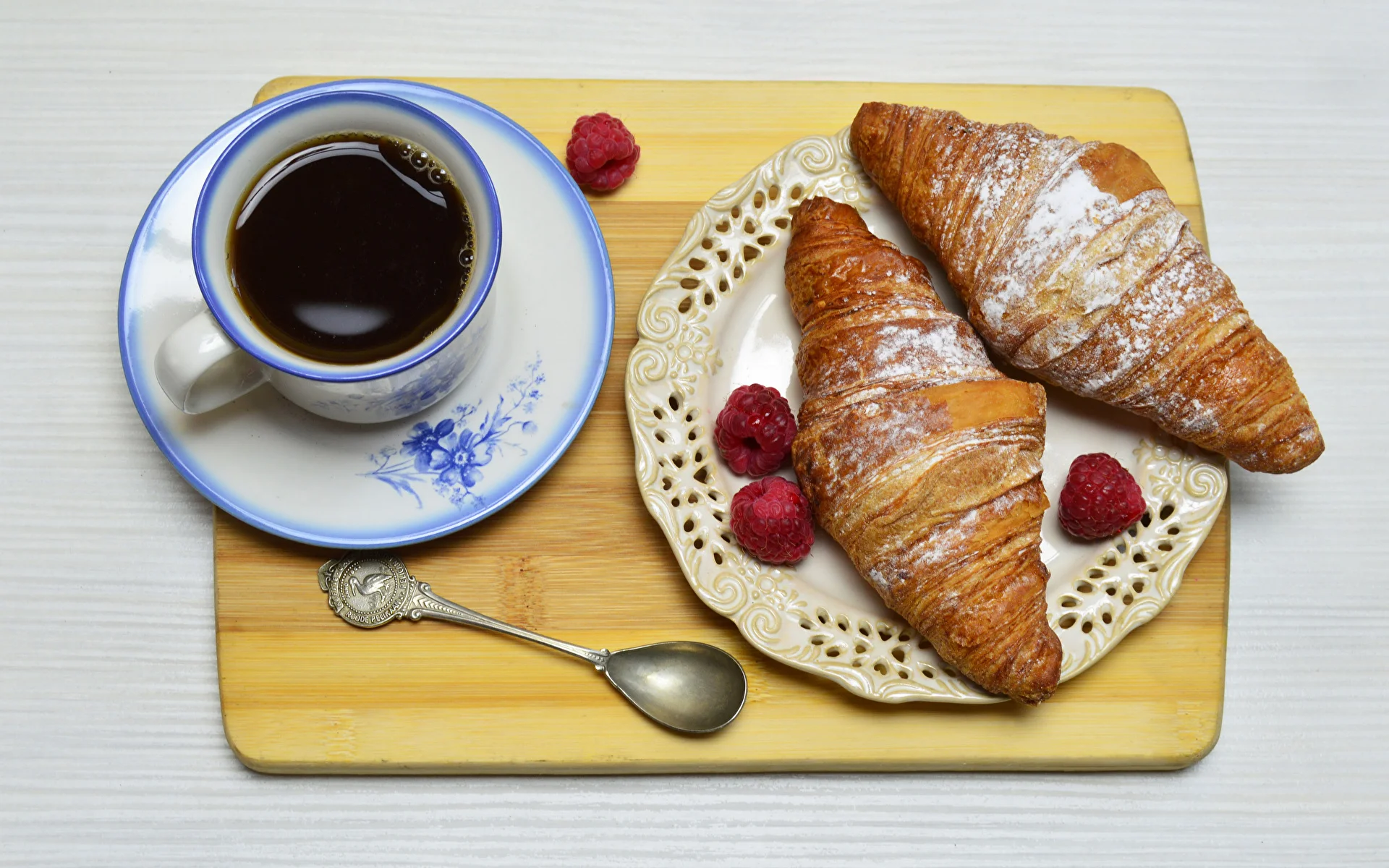 Croissant_Coffee_Raspberry_Cutting_board_Cup_Plate_526234_1920x1200.webp