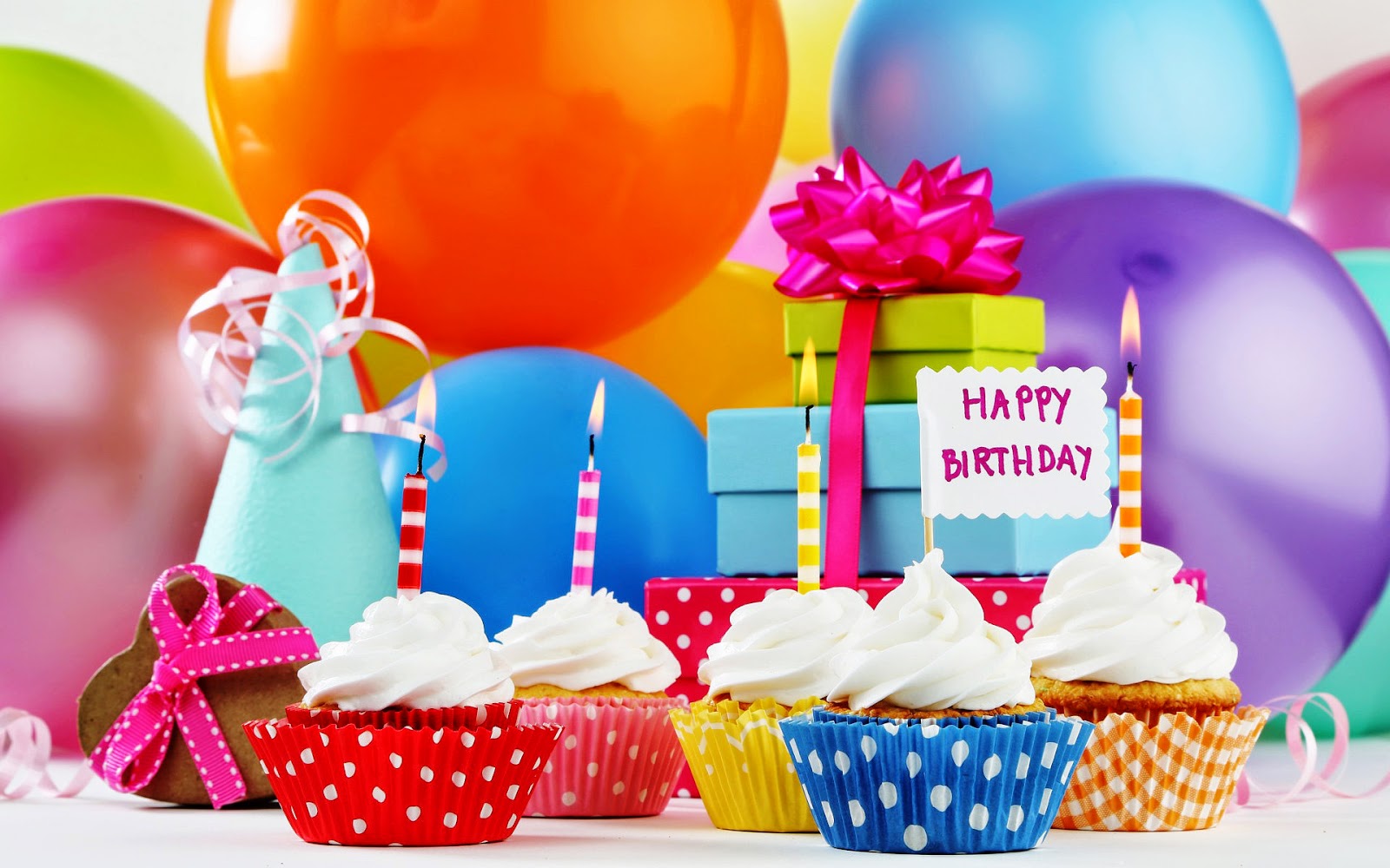 cupcakes-mit-brennende-kerzen-geschenke-und-luftballons-hd-geburtstag-hintergrundbilder.jpg