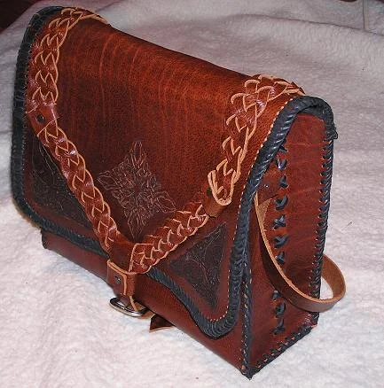 делает из кожи.webp