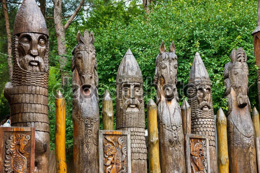 depositphotos_101726564-Wooden-stockade-statue-slavic-warrior.webp