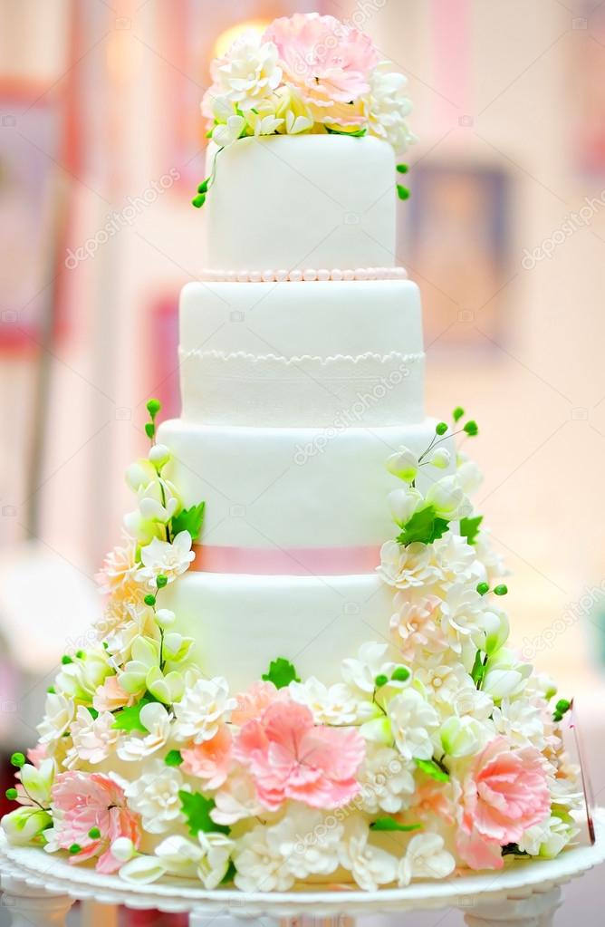 depositphotos_102938504-stock-photo-big-wedding-cake.jpg