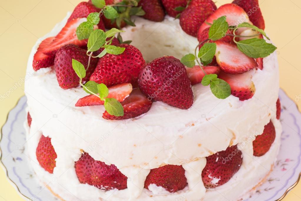 depositphotos_107628530-stock-photo-homemade-delicious-strawberry-cake.jpg