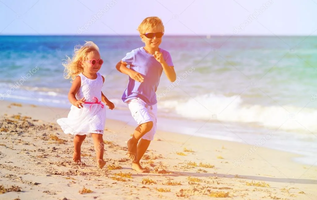 depositphotos_116384074-stock-photo-boy-and-girl-running-at.webp