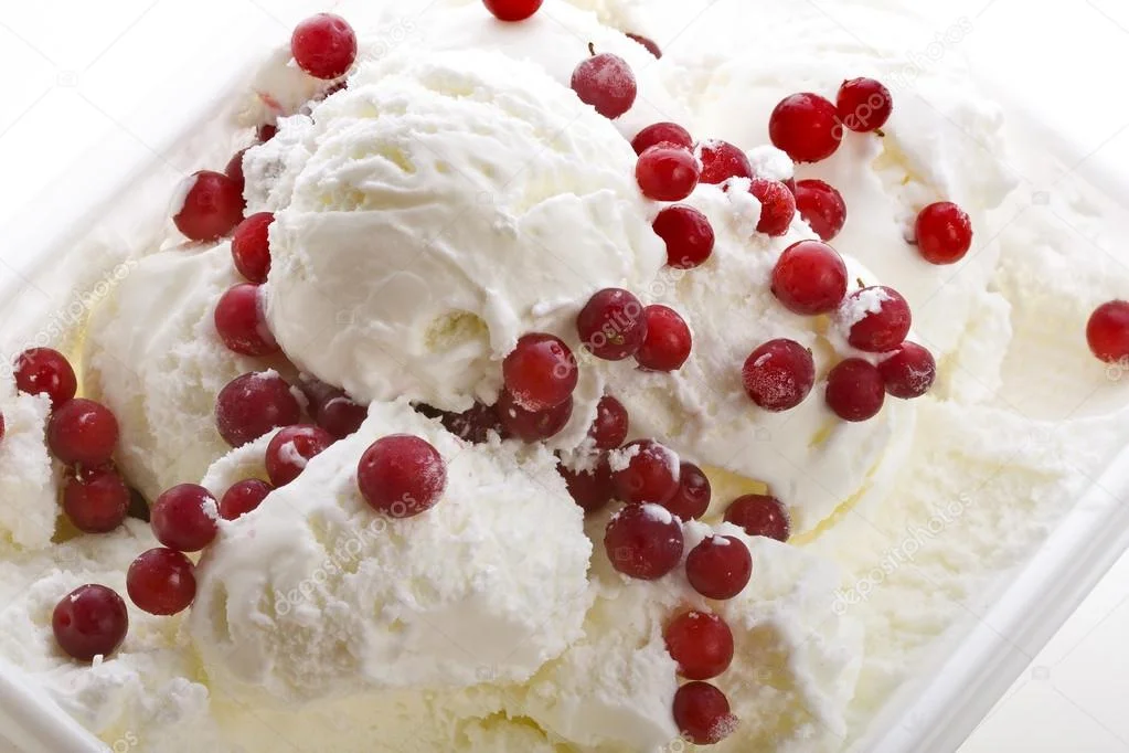 depositphotos_14128184-Vanilla-ice-cream-with-berries.webp