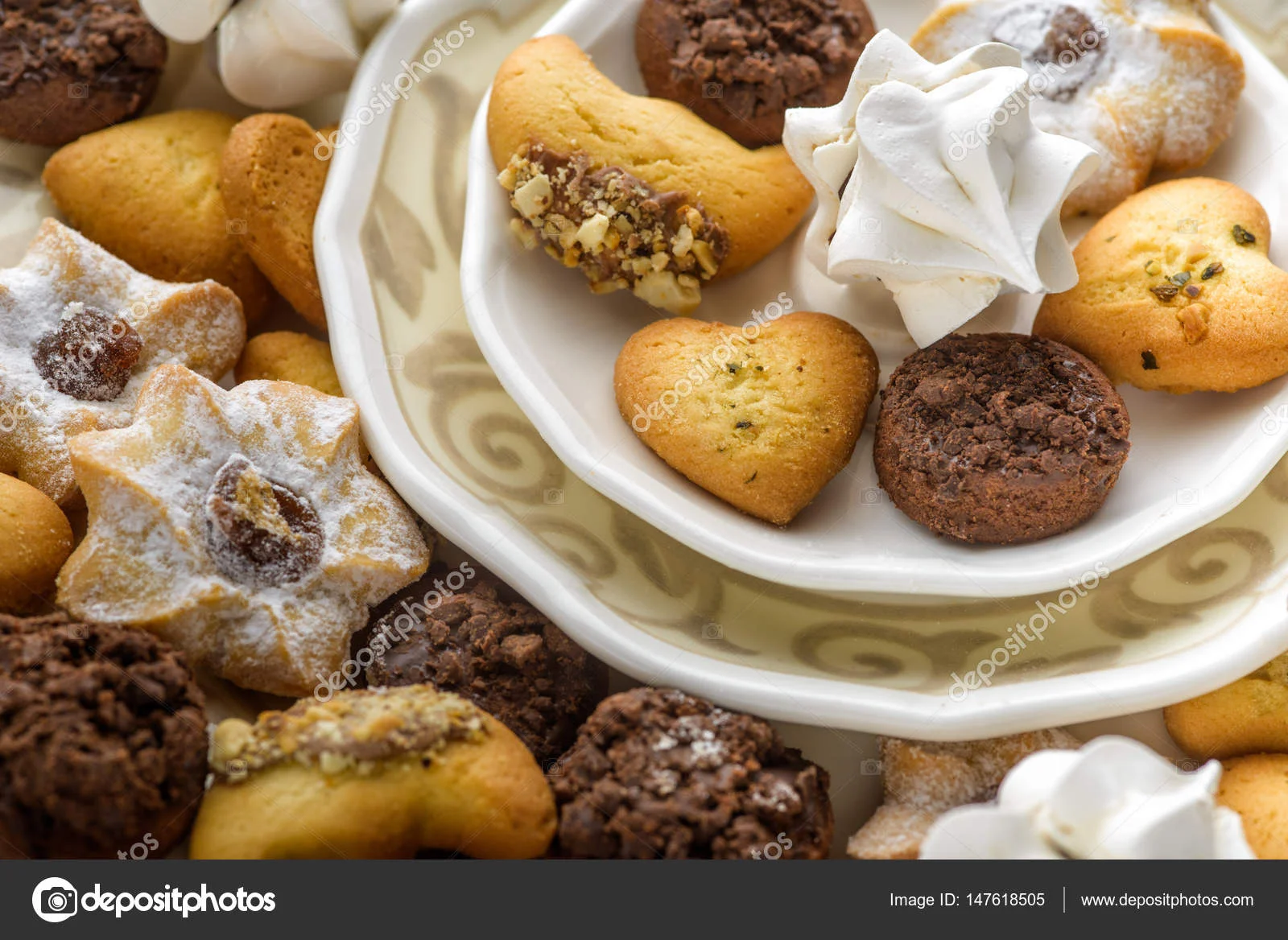 depositphotos_147618505-stock-photo-biscuits-on-a-plate.webp