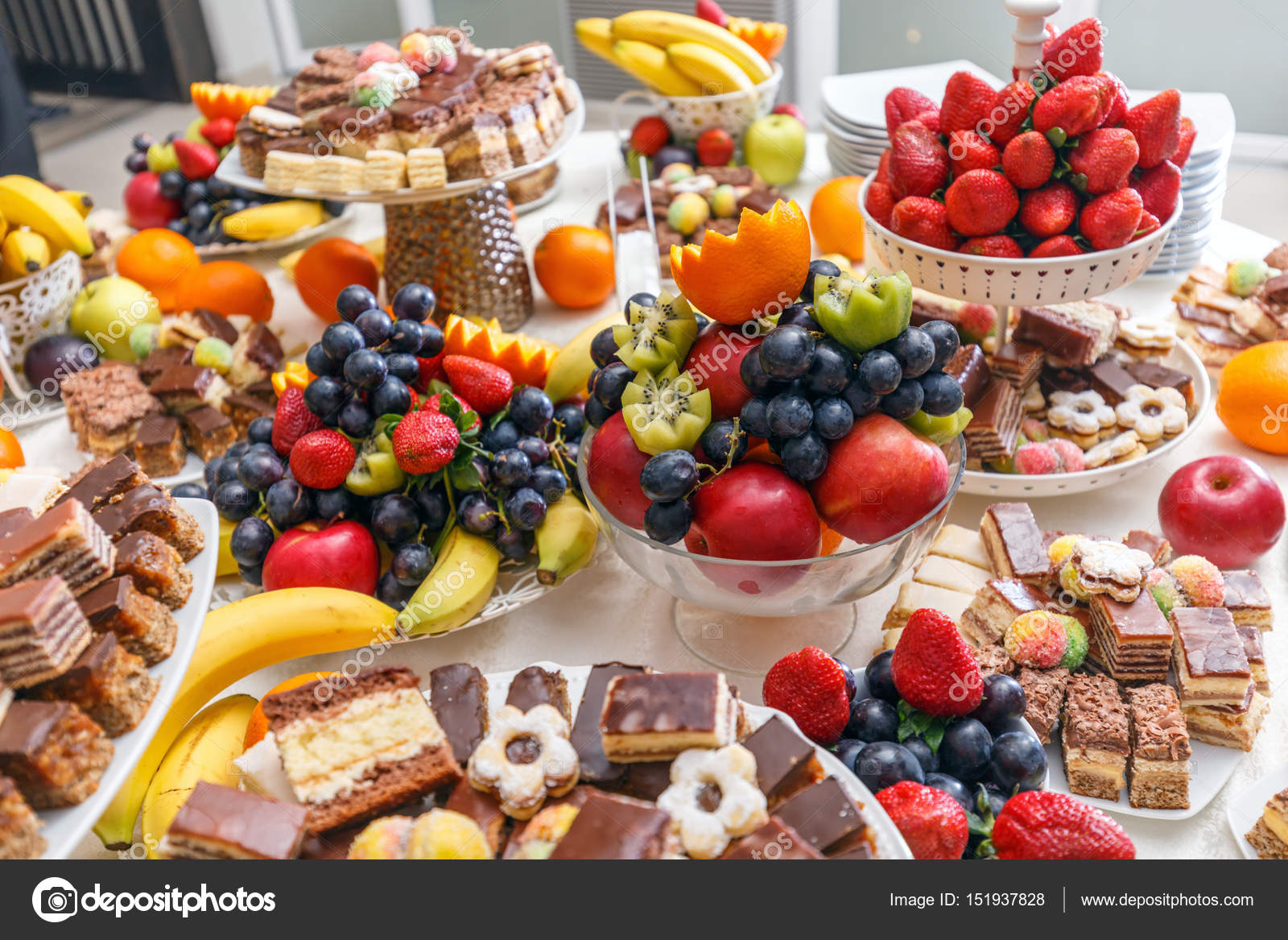 depositphotos_151937828-stock-photo-wedding-table-full-of-fruits.jpg